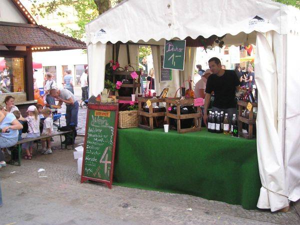 Unser Weinstand unter den Linden vor dem "Ansturm"