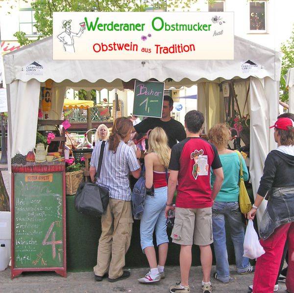 Der Weinstand unter den Linden mit vielen Kunden